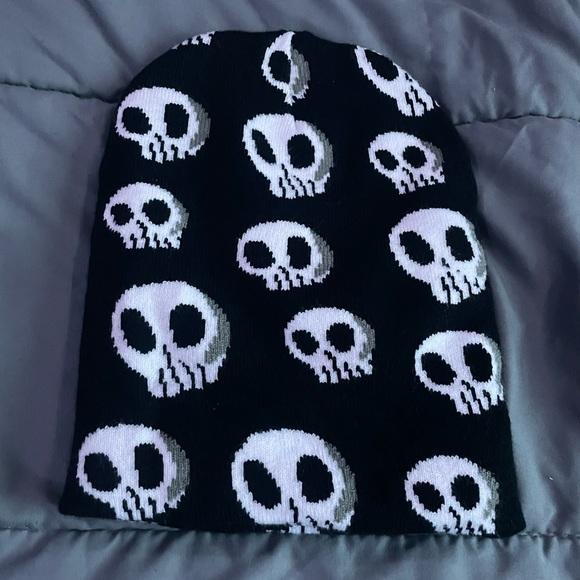 Skelton Skull Beanie - Picture 1 of 2